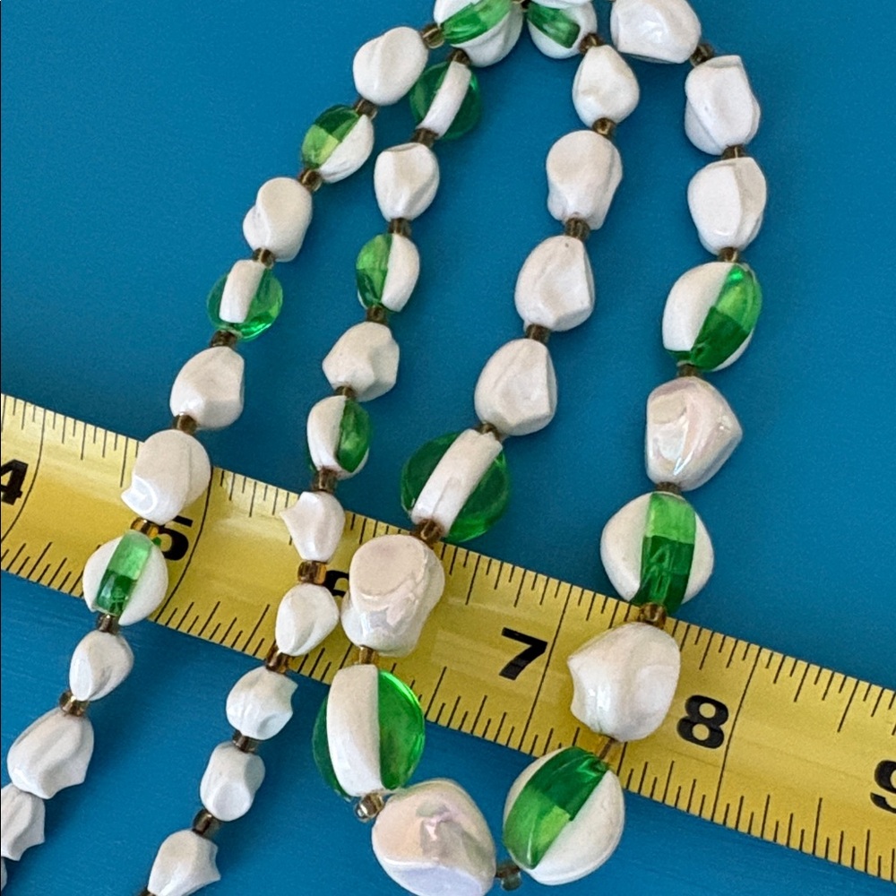 Vintage retro mid-century 80s Green & White Lucite Bead Statement Necklace 26" - Picture 7 of 9